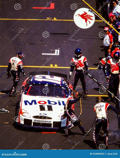 NASCAR Pit crews editorial stock photo. Image of taurus - 43496043