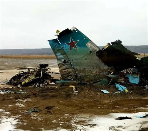 俄军苏-34被击落！王牌飞行员被俘，什么年代了为何冒险低空投弹？_凤凰网视频_凤凰网