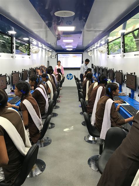 Computer Lab Bus 的图像结果