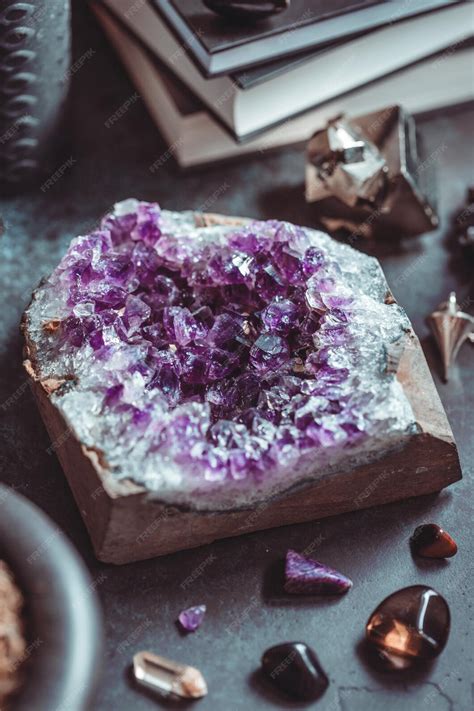 Ametista Drusa no altar de uma bruxa para um ritual mágico entre ...