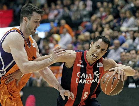 Prigioni sostiene al Caja Laboral en Valencia (63-68)