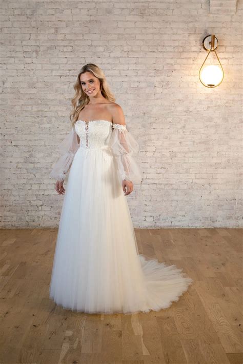 Boho A-Line Wedding Dress with Lace and Tulle Off-the-Shoulder Sleeves