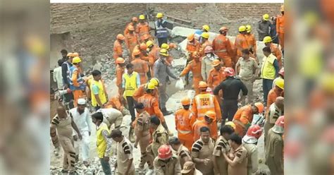 Delhi Mustafabad Building Collapse: मलबे में दफन हैं कई जिंदगियां, मेयर ...