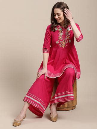 Handcrafted Gold Punjabi Jutti with Sequence Work – Khinkhwab