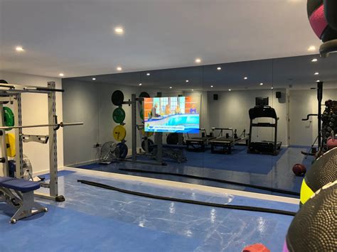 TV On Wall in Gym 的图像结果