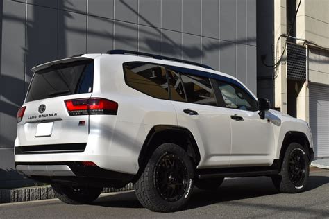 ﾄﾖﾀ ﾗﾝﾄﾞｸﾙｰｻﾞｰ300 GR SPORT 20ｲﾝﾁﾎｲｰﾙ取付 ｼﾎﾞ取り各部ﾌﾞﾗｯｸｱｳﾄ施工