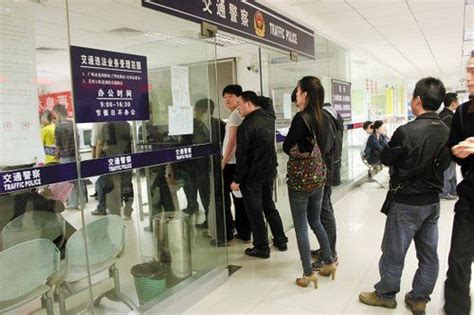 新交规扣分项目需现场确认 广州市民排队交罚款_新浪新闻