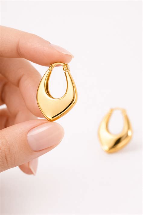 Elegant Heart-Shaped Hoops – Juli Peri