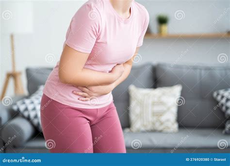 Dolor De Estómago Síntomas De Gastritis O Pancreatitis Mujer Con Dolor ...