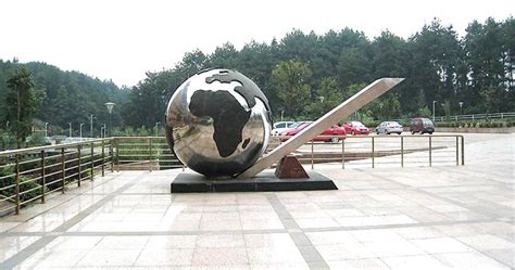 不锈钢地球雕塑，旋转地球仪雕塑 - 卓景雕塑公司