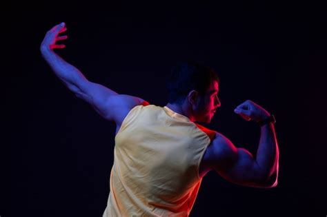 Ein Mann in Haltung in einem dunklen Raum | Kostenlose Foto