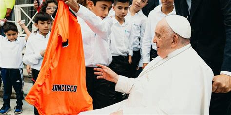 Al Papa Francisco un hincha le lanzó camiseta del Deportivo Pereira y ...