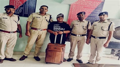 स्टेशन में गुम बैग सुरक्षित मिला, बालक के चेहरे पर आई मुस्कान - The ...