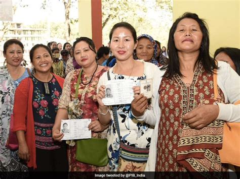 लोकसभा चुनाव 2019: पहले चरण में मतदान केंद्रों पर उमड़ी भीड़ | Votes In ...