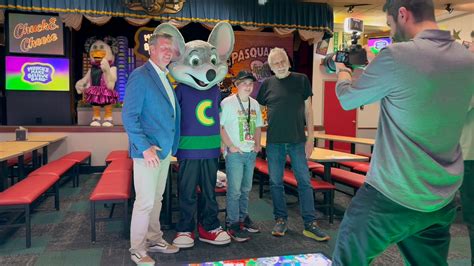 Inside last-of-its kind Chuck E. Cheese with an animatronic band | KTLA