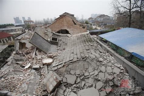 常德一20年老房子突然倒塌:或与地基不稳有关_湖南频道_凤凰网