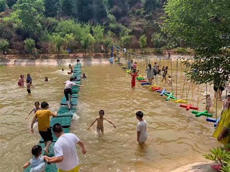 顺溪镇中心幼儿园大班开展打水漂活动