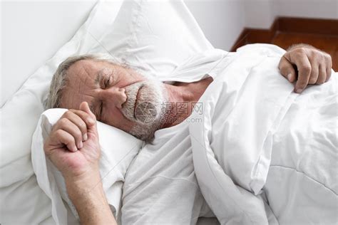 老年男子独睡头痛在房间里床上做恶梦或高清图片下载-正版图片303494635-摄图网