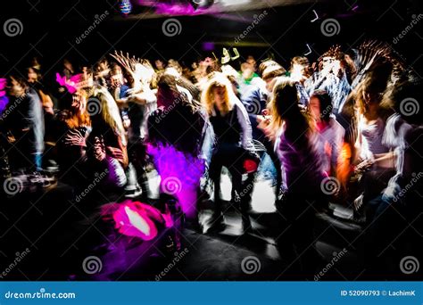 Local People Dancing 的图像结果