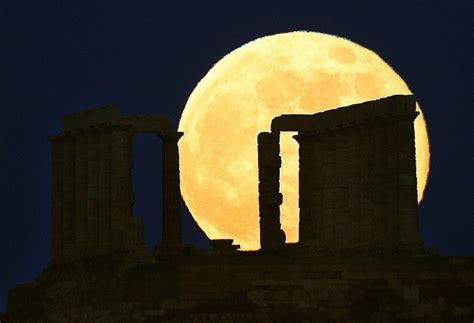 'Two Moons' Hoax: Absence of Twin Moon on 27 August Disappoints Many ...