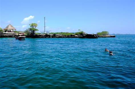 Is There a Submerged Pablo Escobar Plane in Cartagena's Rosario Islands?