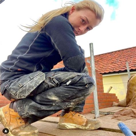 कभी देखी है बिकनी पहनने वाली राजमिस्त्री? ईंट उठाकर करती है मजदूरी - uk ...