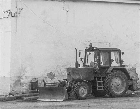 Traktor fährt auf mysteriöse Weise in Zaun - Überwachungskamera klärt ...