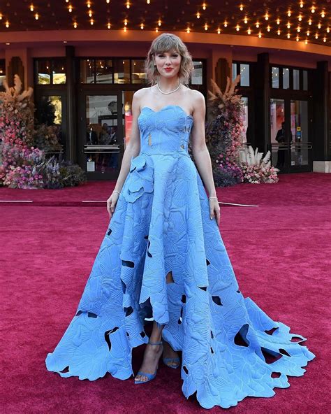 Taylor Swift’s Iconic Oscar De La Renta Gown Has Us Covering Beautiful ...