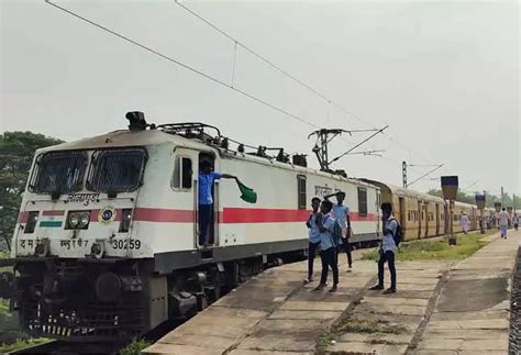 Rameswaram Express train stops at Villupuram | ராமேஸ்வரம் எக்ஸ்பிரஸ் ...