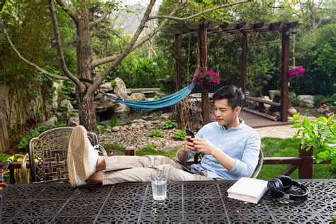 青年男人坐在院子里高清摄影大图-千库网
