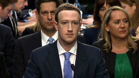 Facebook创始人诡异白脸照吓坏网友：他越来越不像人类了......