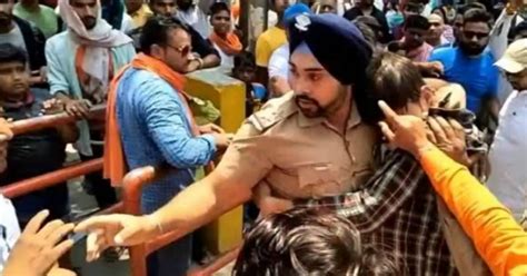 Brave Sikh Police Officer Saves Muslim Youth From Mob Lynching In ...