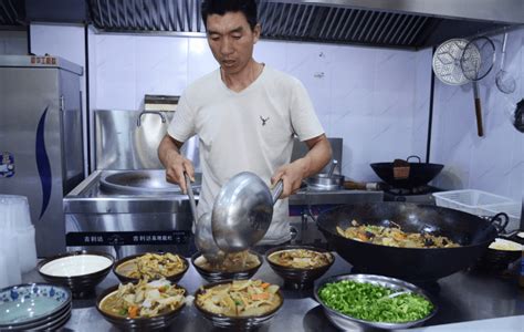 河南项城： 3村民发起爱心行动，做大锅炖菜情暖留守老人_项城_项城网
