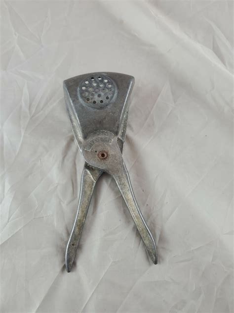 VINTAGE SUNKIST LEMONS ALUMINUM LEMON SQUEEZER JUICER KITCHEN TOOL | eBay