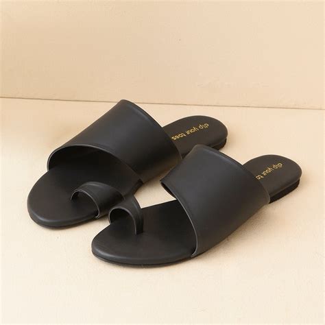 Black toe ring flats – Dip Your Toes
