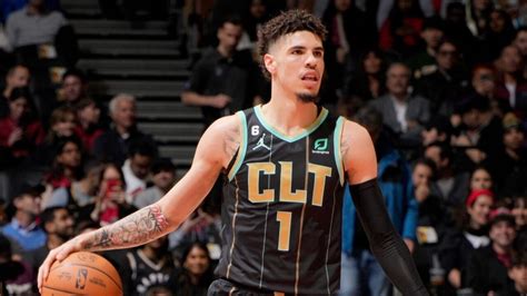 LaMelo Ball's incredible slam dunk over Raptors | NBA News | Sky Sports