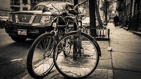 Velib的有些自行车在巴黎骑自行车出租服务 图库摄影片. 图片 包括有 线路, 比基尼泳装, 巴黎, 城市 - 36161057