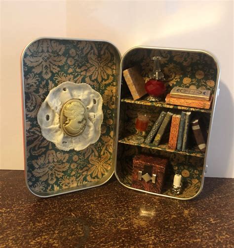 Mini library in an Altoids tin | Mint tin crafts, Tin can crafts, Mint tins