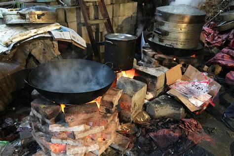 新疆农村婚礼流水席，两个火炉同时做十几道特色菜收60元，烟火气息太足 - 哔哩哔哩