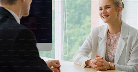 Interviewer Interviewee 的图像结果