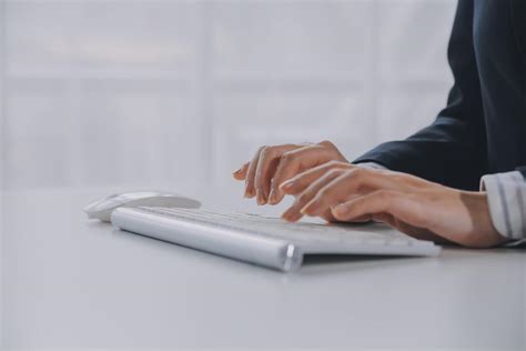 Image of User Using Computer 的图像结果