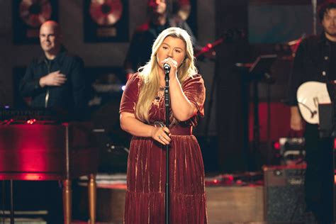 Kelly Clarkson Performs Live 的图像结果