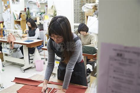 在制作手提包的女缝纫工高清图片下载-正版图片502068149-摄图网