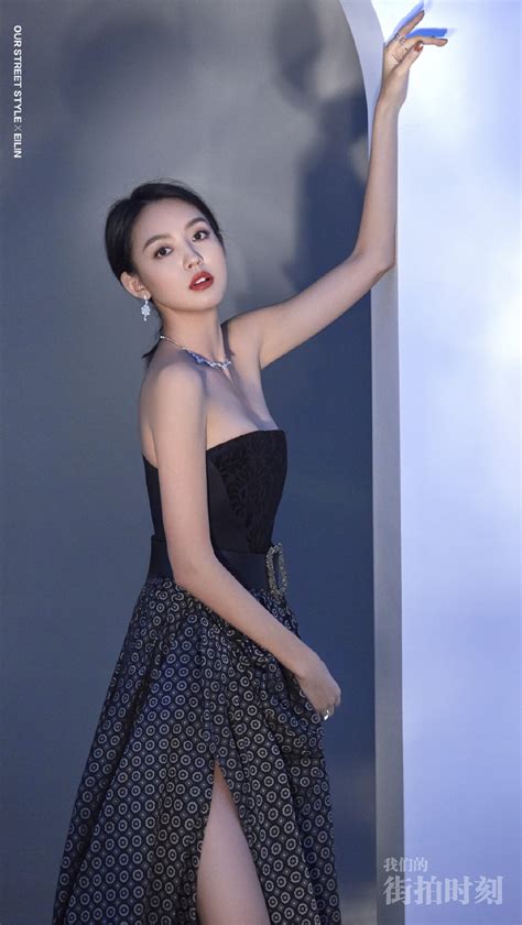 张梓琳身穿黑色抹胸长裙优雅又大方、气质出众_设计