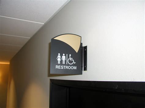 Building Directional Signage 的图像结果