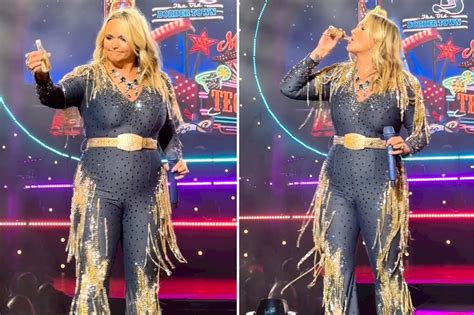 Miranda Lambert fans walk out of her concert after controversial behavior