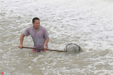 这里的渔夫单脚站立划船，捕鱼像表演杂技，险象环生