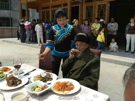 92岁农村老人吃网购意大利牛排大餐[组图]_图片中国_中国网