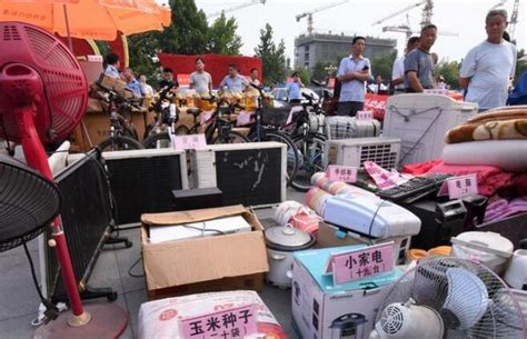 武汉摊贩因车辆被扣下跪求情 城管与其“对跪”_新闻_腾讯网