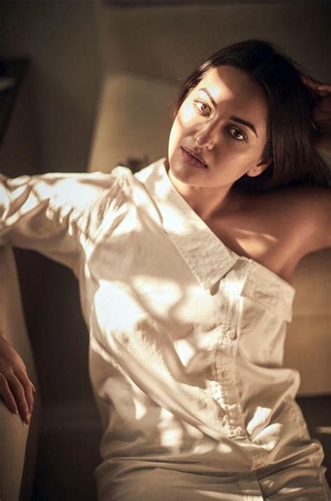 Sonakshi Sinha Hot Pictures That Will Leave Your Eyes Sweating ...